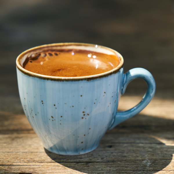 Ein kräftiger Kaffee in einer schönen blauen Cappuccino Tasse bereitet mit carabica  Kaffeebohnen vom Kaffee Online Shop