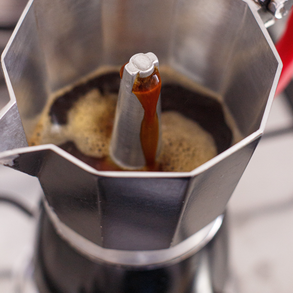 Kaffee aus der Bialetti Herdkanne: zubereitet mit carabica Espresso Kaffeebohnen vom Kaffee Online Shop
